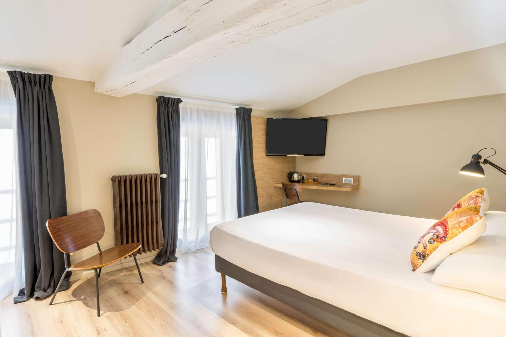 Comfort Queen Room Street Side